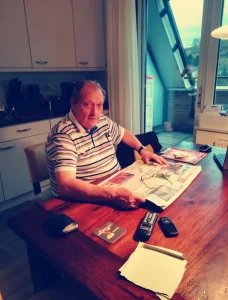 Erelid Sjef Jongen van FC Gulpen, oud-penningmeester en bestuurslid, leest de krant aan zijn keukentafel