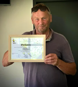 Frans Vluggen toont trots zijn oorkonde na benoeming tot erelid van FC Gulpen op 22 juni 2025