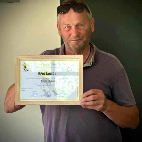 Frans Vluggen toont trots zijn oorkonde na benoeming tot erelid van FC Gulpen op 22 juni 2025