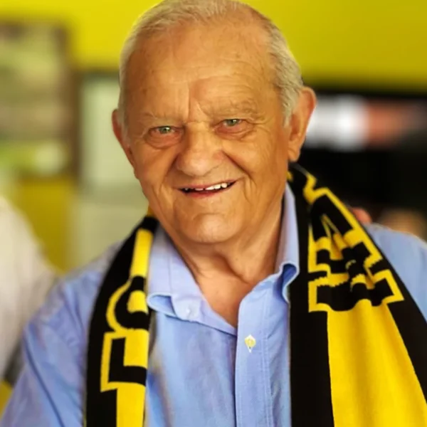 Hub Schols, erelid en oud-speler van FC Gulpen, draagt een geel-zwarte clubsjaal - in memoriam 1933-2025
