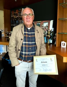 Kelly Schellings toont zijn oorkonde na benoeming tot erelid van FC Gulpen op 22 september 2025