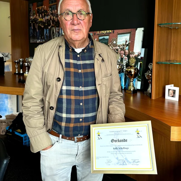 Kelly Schellings toont zijn oorkonde na benoeming tot erelid van FC Gulpen op 22 september 2025