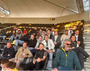 Selectie van FC Gulpen op de tribune van het Roda JC stadion tijdens de nacompetitiewedstrijd Roda JC tegen RKC