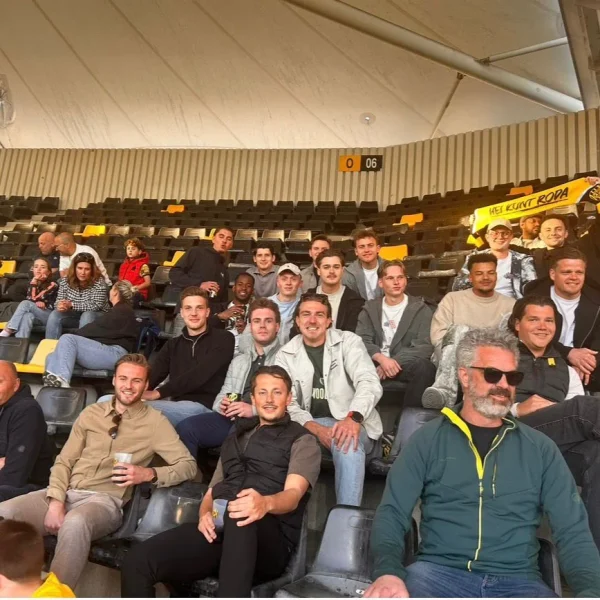 Selectie van FC Gulpen op de tribune van het Roda JC stadion tijdens de nacompetitiewedstrijd Roda JC tegen RKC
