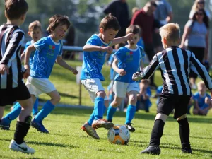 Jonge voetballers in actie tijdens het Wim Alberts Jeugdtoernooi van FC Gulpen
